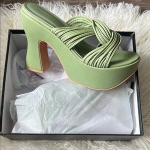 Azalea Want Elegant Green Platform Sandals